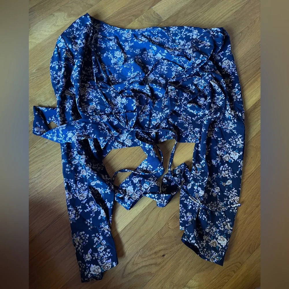 SHEIN Backless Floral Top - Picture 3 of 5